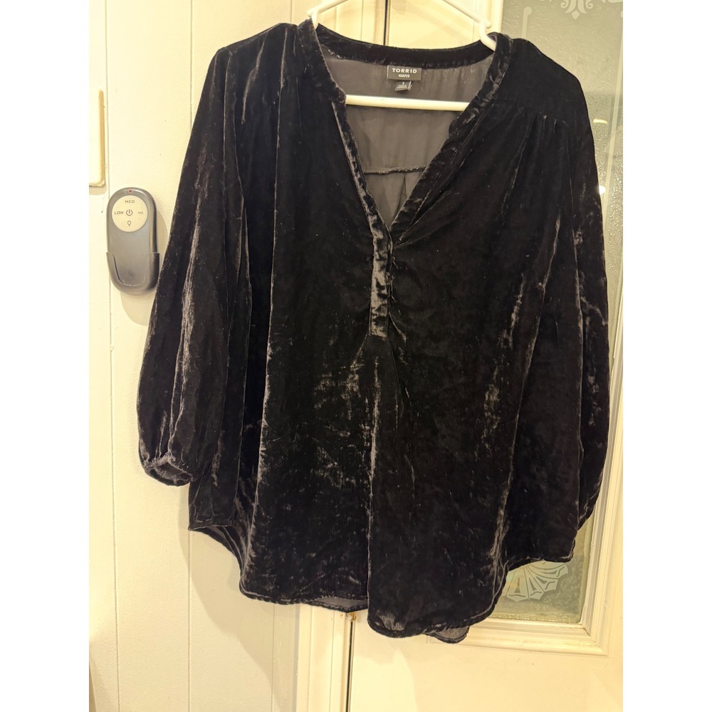 Torrid Harper Black Crushed Velvet V-Neck Pullover Blouse Size 1 Plus